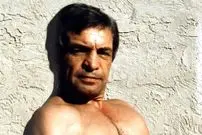 عکس| سفر زمان؛ «رضا بیک ایمانوردی» 26 ساله در پشت‌صحنه یکی از اولین فیلم‌هایش