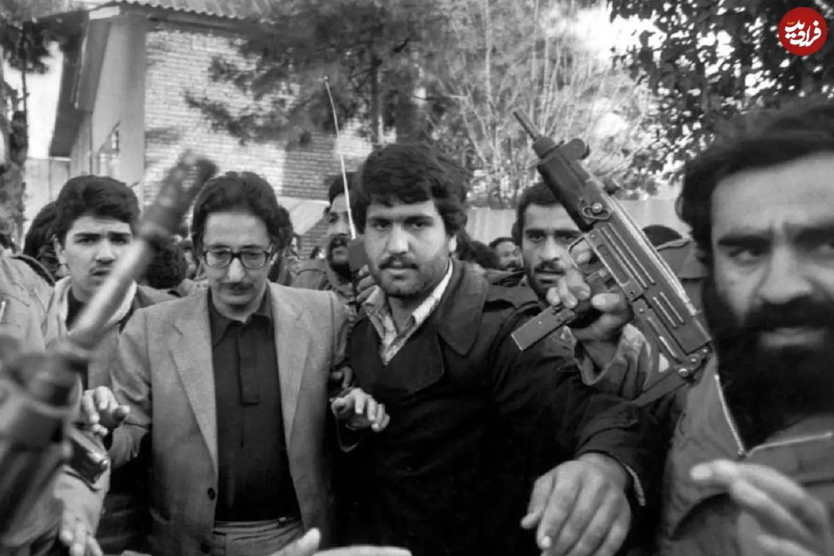 عکس| سفر در زمان؛ «بنی صدر» در خانه اش در تهران و در کنار قاب عکس پدرش؛ سال 58