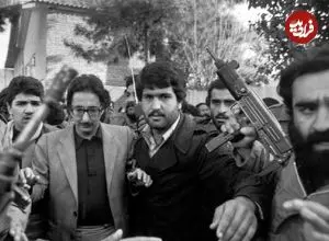 عکس| سفر در زمان؛ «بنی صدر» در خانه اش در تهران و در کنار قاب عکس پدرش؛ سال 58