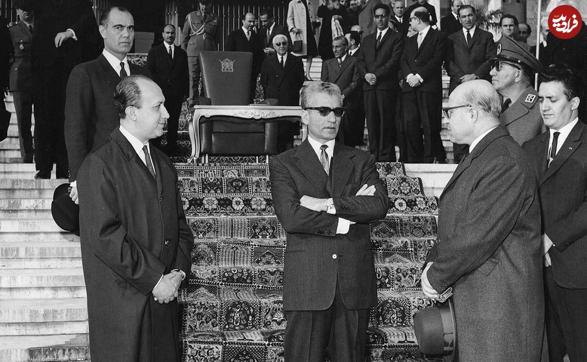 عکس؛ سفر در زمان؛ «محمدرضا پهلوی» چند دقیقه بعد ترور در دانشگاه تهران؛ سال 1327