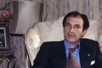 عکس؛ سفر در زمان؛ «اردشیر زاهدی در حال کباب درست کردن برای مهمان ها»؛ سال 57