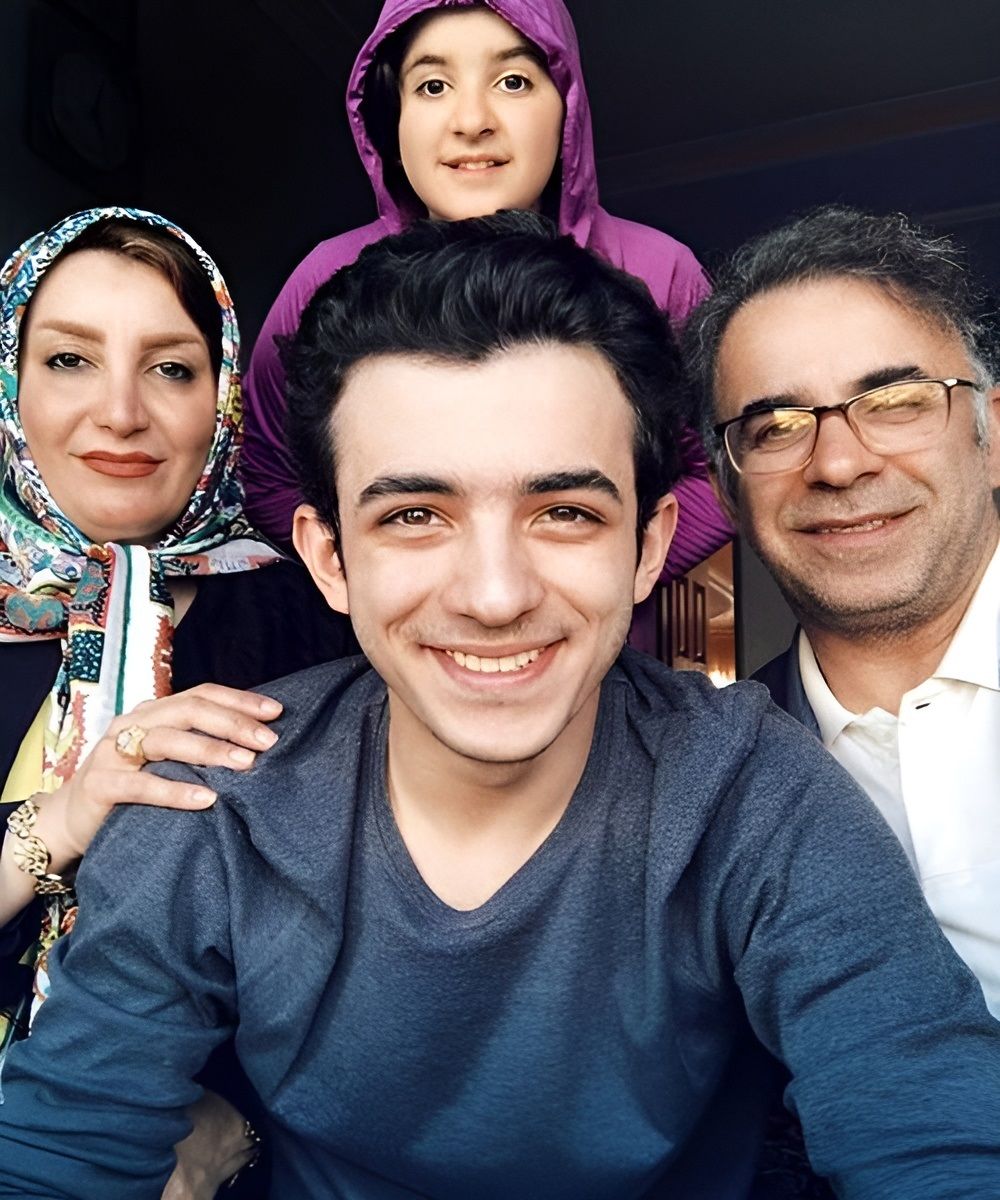 (تصاویر) تیپ خاص علی شادمان، بازیگر نقش جاوید سریال یاغی در کنار خواهر، پدر و مادرش