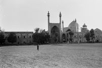 عکس؛ سفر به تاریخ؛ رژۀ سربازان عهد قاجار در میدان نقش جهان اصفهان؛ 130 سال قبل