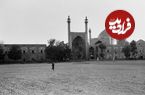 عکس؛ سفر به تاریخ؛ رژۀ سربازان عهد قاجار در میدان نقش جهان اصفهان؛ 130 سال قبل