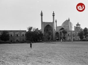 عکس؛ سفر به تاریخ؛ رژۀ سربازان عهد قاجار در میدان نقش جهان اصفهان؛ 130 سال قبل