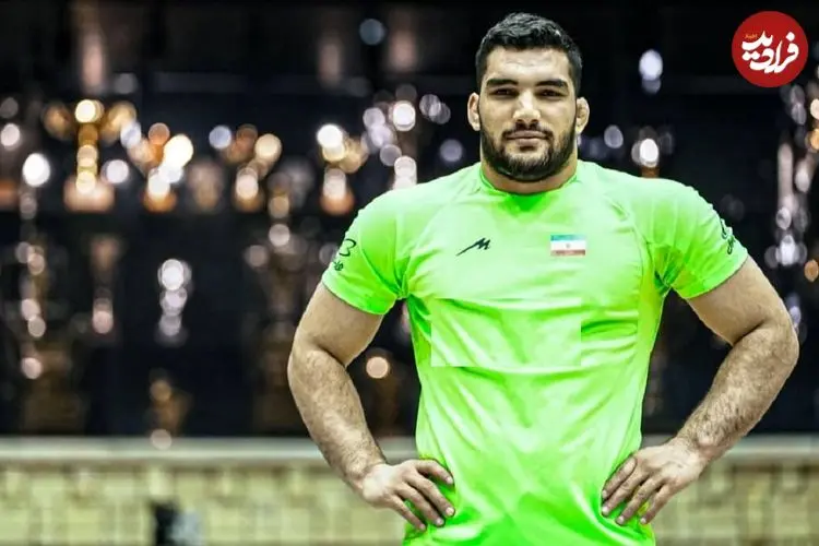 قلم قرمز رنگ روی نام دو قهرمان کشتی