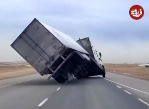 ببینید؛ چاله در خیابان کامیون حمل نوشابه را بلعید
