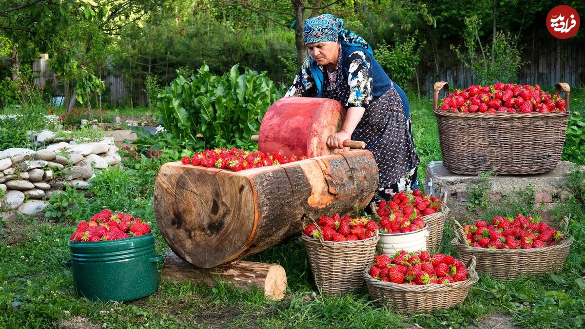 ببینید؛ غذای روستایی در آذربایجان؛ تهیه کیک و لواشک با توت فرنگی تازه