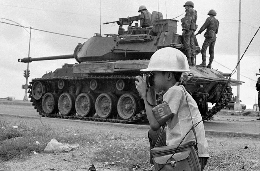 عکس‌های تکان‌دهنده‌ای که یک عکاس 12 ساله از جنگ گرفت