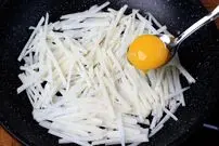ببینید| طرز تهیه یک غذای سریع و ساده با یک عدد سیب زمینی و 2 عدد تخم مرغ