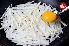 ببینید| طرز تهیه یک غذای سریع و ساده با یک عدد سیب زمینی و 2 عدد تخم مرغ