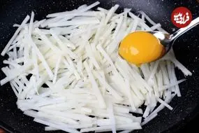 ببینید| طرز تهیه یک غذای سریع و ساده با یک عدد سیب زمینی و 2 عدد تخم مرغ