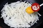 ببینید| طرز تهیه یک غذای سریع و ساده با یک عدد سیب زمینی و 2 عدد تخم مرغ