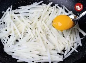 ببینید| طرز تهیه یک غذای سریع و ساده با یک عدد سیب زمینی و 2 عدد تخم مرغ
