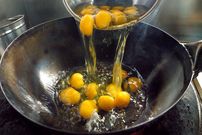 ببینید| غذای خیابانی در کره؛ پخت غذا با برنج سرخ شده، تخم مرغ و سبزیجات در سئول