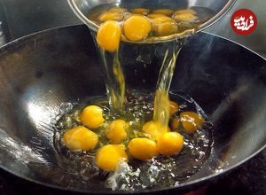 ببینید| غذای خیابانی در کره؛ پخت غذا با برنج سرخ شده، تخم مرغ و سبزیجات در سئول