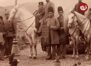 عکس| سفر زمان؛ غذا خوردن اسب در کنار دو کودک ایرانی در دوران قاجار