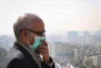 مینو محرز: در برابر آلودگی هوا ماسک‌های موجود مؤثر نیست؛ مردم تا می‌توانند از خانه بیرون نیایند