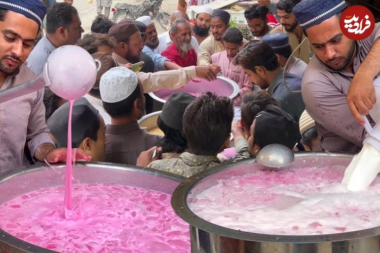ببینید| غذای خیابانی در پاکستان؛ تهیه میلک شیک با توت فرنگی و موز در کراچی