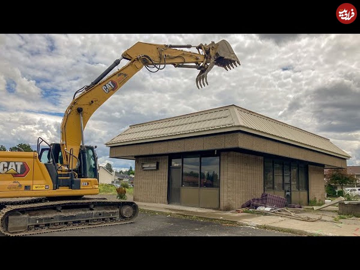 (ویدئو) سرعت و مهارت این راننده بیل مکانیکی در تخریب یک فروشگاه را ببینید