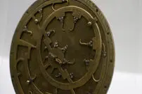 (عکس) کشف اسطرلاب هزار ساله با نماد سه دین ابراهیمی؛ ابزاری که گمان می‌کردند بی‌ارزش است 