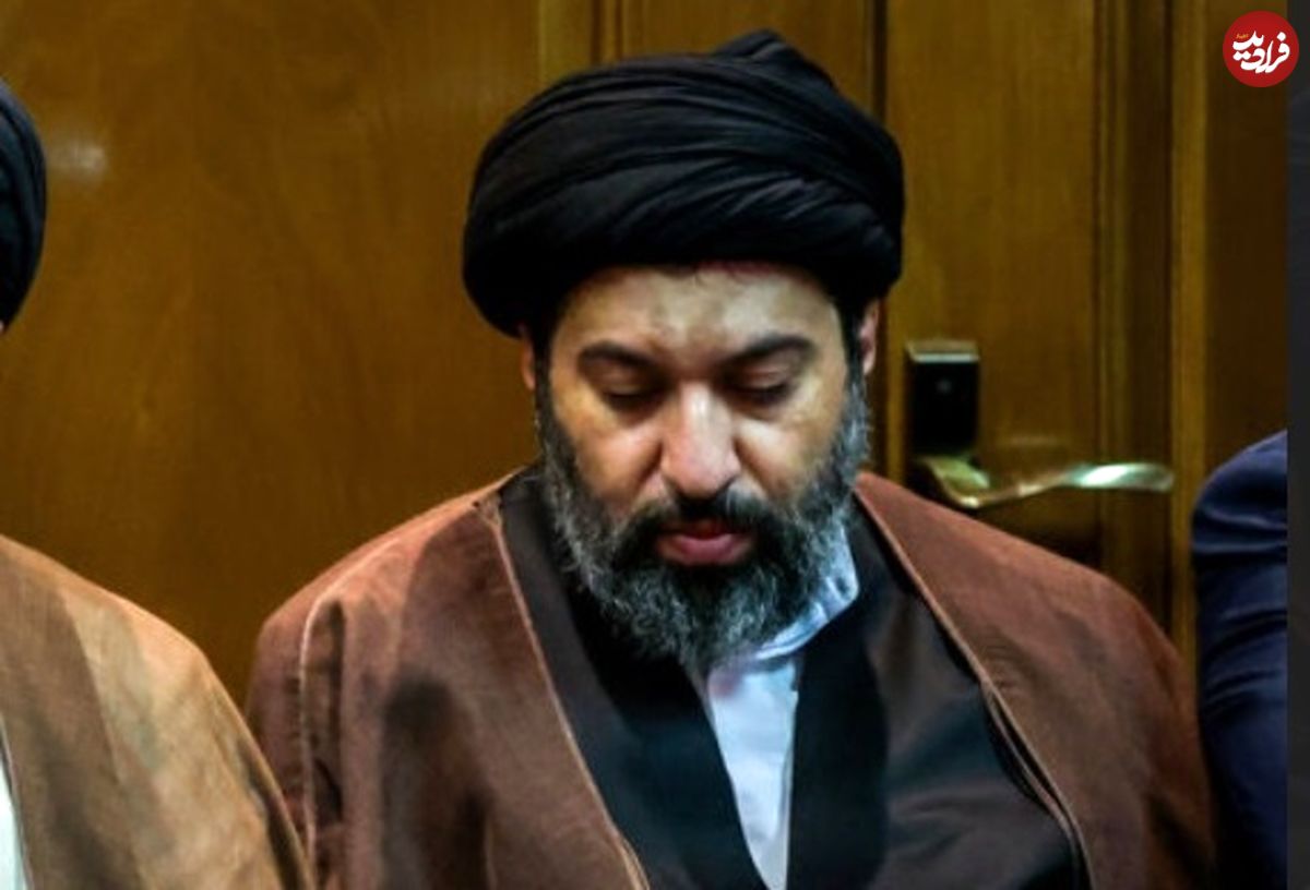 عکس؛ سفر به تاریخ؛ «سید میثم خامنهای، فرزند رهبر انقلاب» در مراسم تشییع سید ابراهیم رئیسی