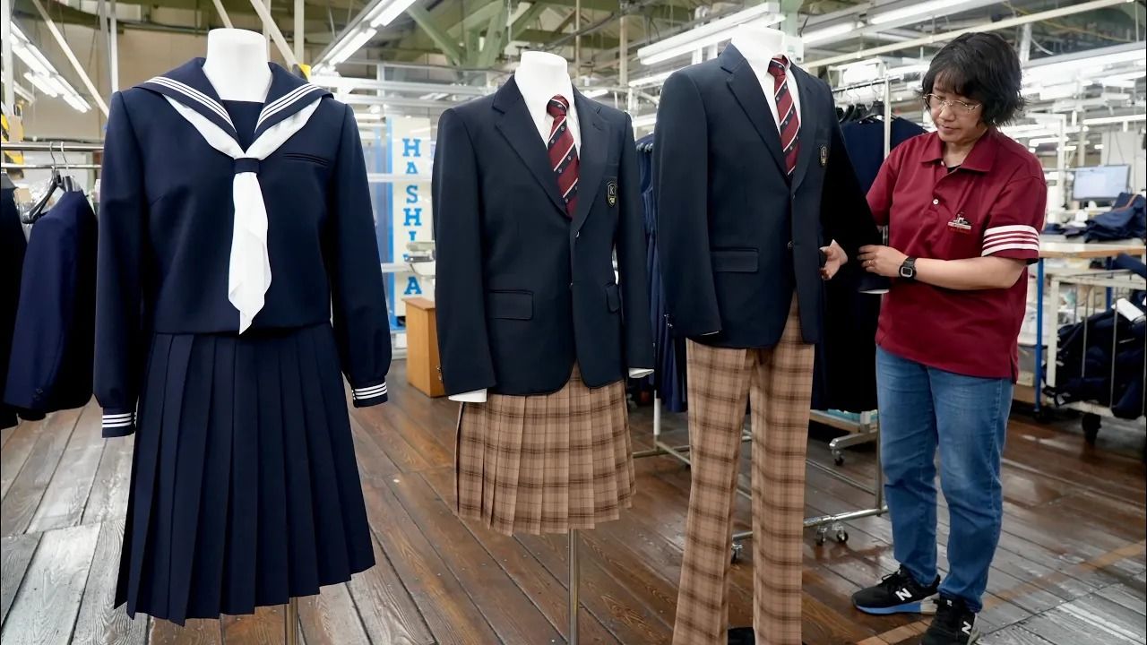 (ویدئو) ببینید ژاپنی ها چگونه لباس فرم دانش آموزان را در کارخانه تولید می کنند