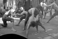 عکس| سفر به تاریخ؛ ژست «باستانی‌کارهای عصر قاجار» در مقابل دوربین؛ 120 سال قبل