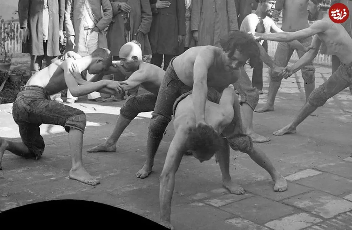 عکس| سفر به تاریخ؛ ژست «باستانی‌کارهای عصر قاجار» در مقابل دوربین؛ 120 سال قبل