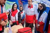 ببینید| وحید رهبانی، محیا دهقانی و نعیمه نظام‌دوست در کنار هلال احمر