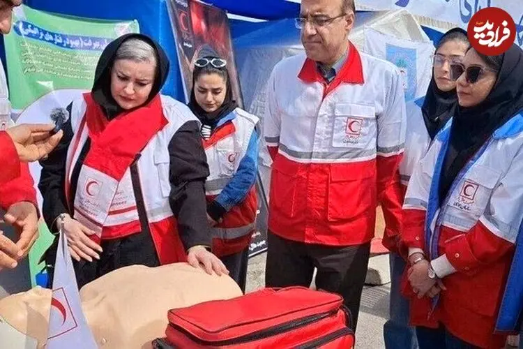 ببینید| وحید رهبانی، محیا دهقانی و نعیمه نظام‌دوست در کنار هلال احمر