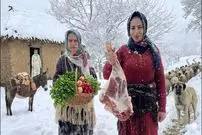 ببینید| غذای روستایی در ایران؛ پخت قرمه سبزی با ران بره در هوای برفی