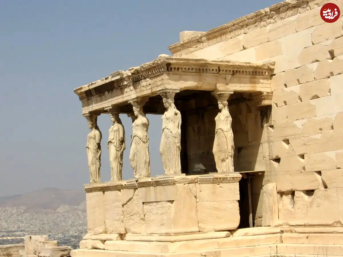 تصاویر| عدم تقارن شاخص در معماری کلاسیک یونان؛ محل نبرد آتنا و پوزئیدون در دل سنگ!
