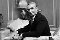 سفر در زمان؛ یادداشت‌های علم، پنجشنبه ۲۳ آذر ۱۳۵۱: شاه می‌خواهد به کلی مسأله قرارداد‌ها و امتیازات نفتی را براندازد؛ این کار دنیا را به هم می‌ریزد