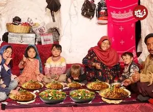 ببینید| غذای روستایی در افغانستان؛ پخت ماکارونی و سالاد کلم در غار توسط زوج افغان