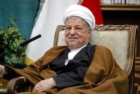 عکس؛ سفر به تاریخ؛ «هاشمی رفسنجانی» در حال «تیراندازی با کمان» در حیاط محل کارش