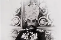 عکس| سفر زمان؛ عکس یادگاری درباریان مظفرالدین شاه در اطراف حوض