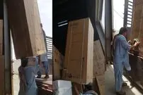 (ویدئو) مهارت شگفت انگیز یک کارگر در حمل یخچال روی سرش!