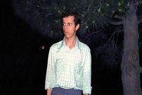 عکس؛ سفر به تاریخ؛ «حسن باقری» (برادر سرلشکر باقری) قبل از انقلاب در کنار دوستانش با عکس امام خمینی