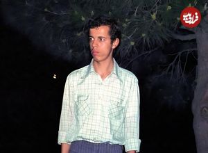 عکس؛ سفر به تاریخ؛ «حسن باقری» (برادر سرلشکر باقری) قبل از انقلاب در کنار دوستانش با عکس امام خمینی