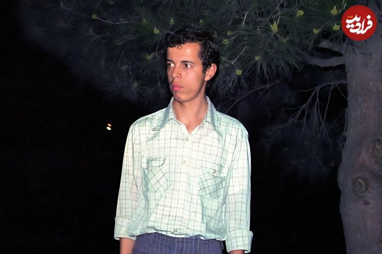 عکس؛ سفر به تاریخ؛ «حسن باقری» (برادر سرلشکر باقری) قبل از انقلاب در کنار دوستانش با عکس امام خمینی