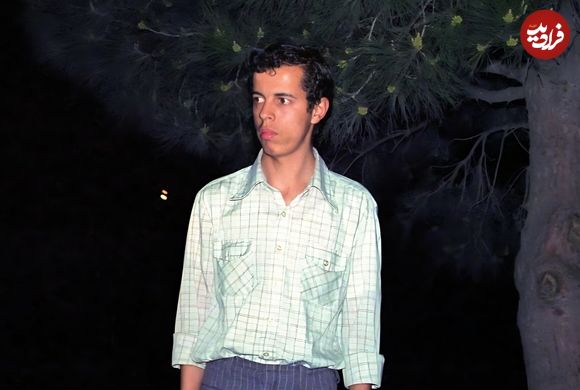 عکس؛ سفر به تاریخ؛ «حسن باقری» (برادر سرلشکر باقری) قبل از انقلاب در کنار دوستانش با عکس امام خمینی