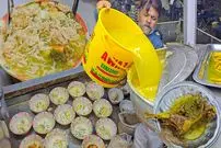 ببینید| غذای خیابانی در پاکستان؛ پخت محبوب ترین سوپ مرغ در کراچی