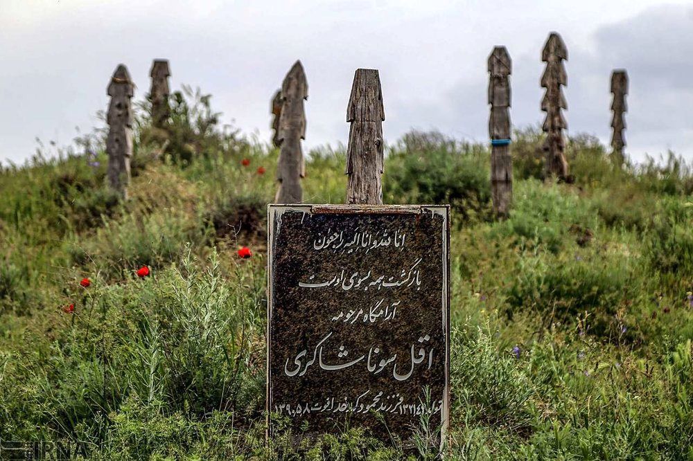 (عکس) عجیب‌ترین قبرستان ایران در روستای باغلق