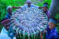 ببینید؛ غذای روستایی در هند؛ پخت یک غذای سنتی با 30 کیلو ماهی مرکب