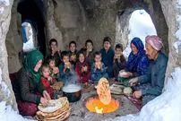 ببینید| غذای روستایی در افغانستان؛ پخت نان سنتی در غار در هوای برفی