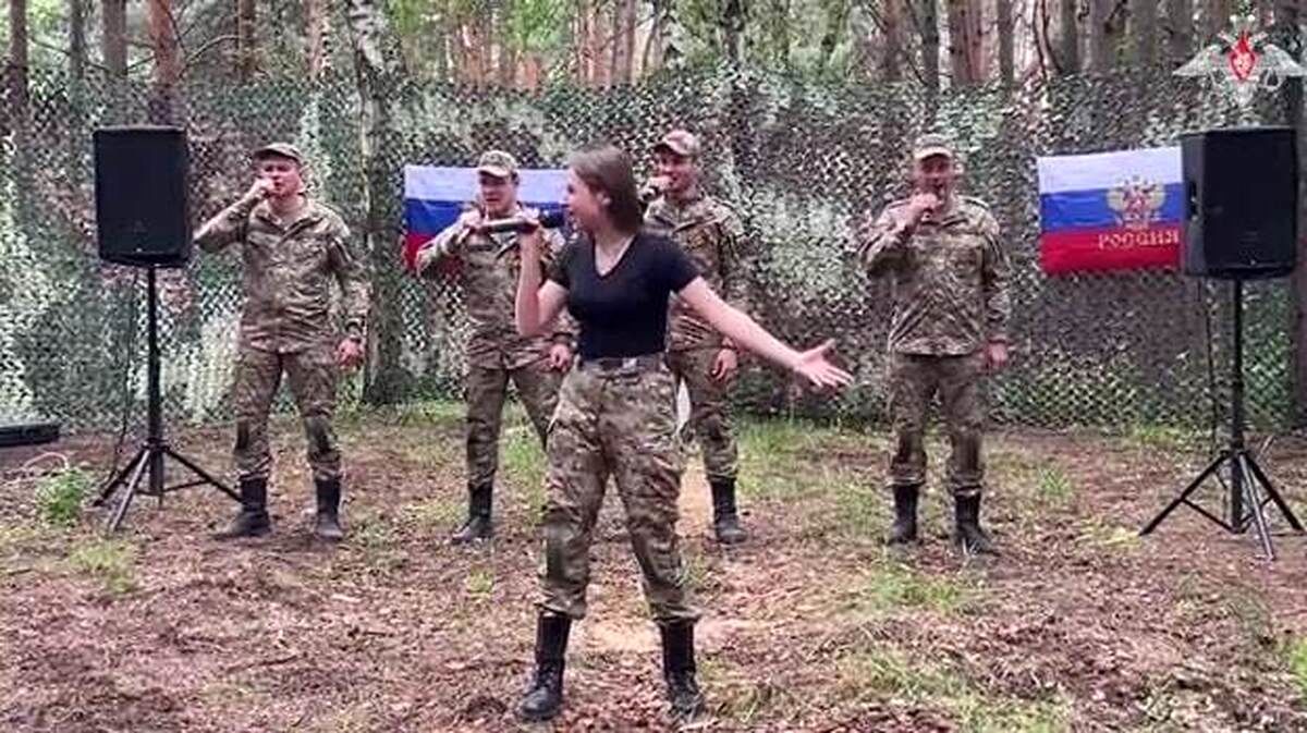 (ویدئو) اعزام خواننده زن و نوازنده به جبهه برای تقویت روحیه سربازان روسیه