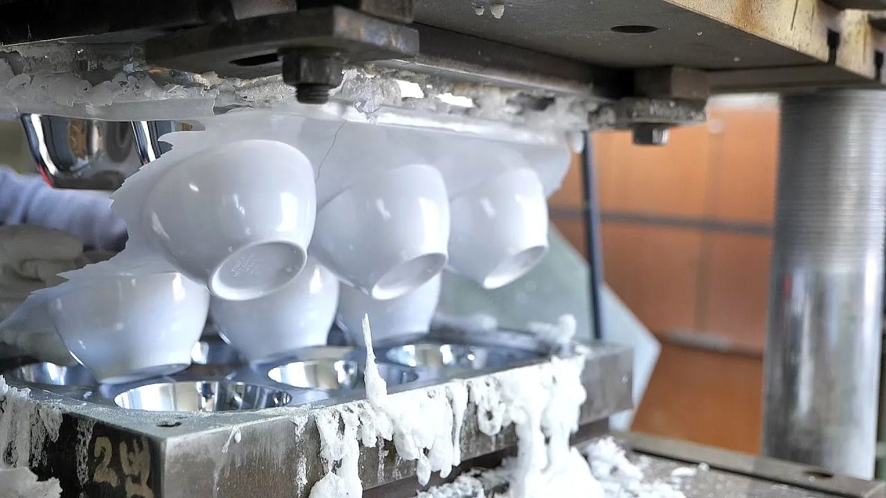 (ویدئو) فرآیند تولید میلیون ها کاسه ملامین کُره ای در یک کارخانه مشهور