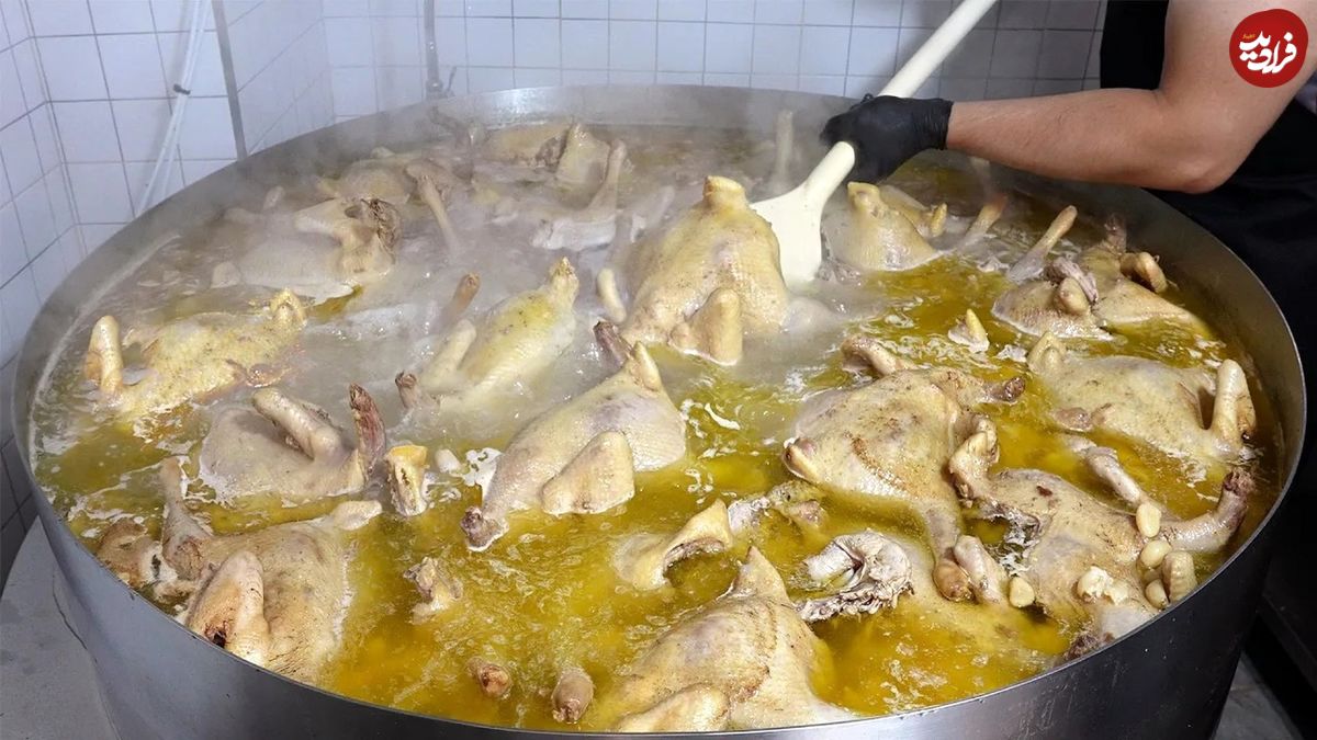 (ویدئو) غذای خیابانی در سئول کره جنوبی؛ پخت رامن با 60 کیلو مرغ و قلمه گاو