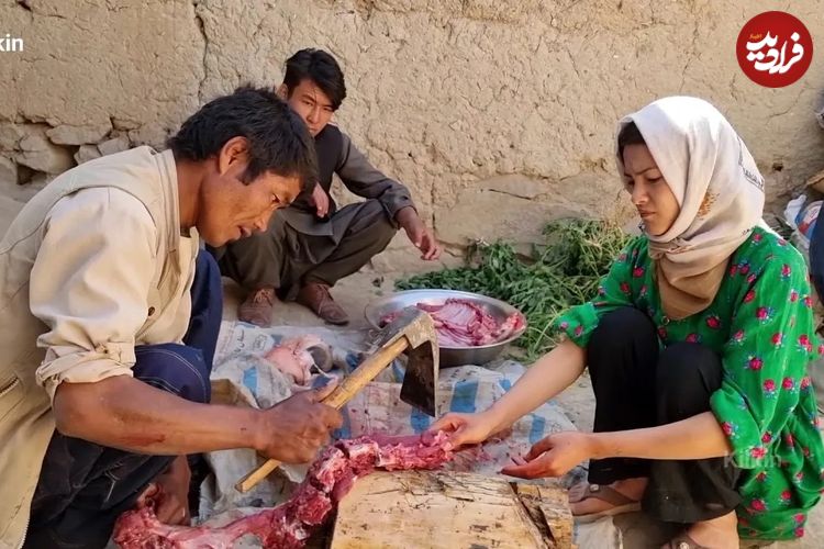 (ویدئو) پخت آبگوشت با یک گوسفند 15 کیلوگرمی توسط خانواده روستایی افغانستانی